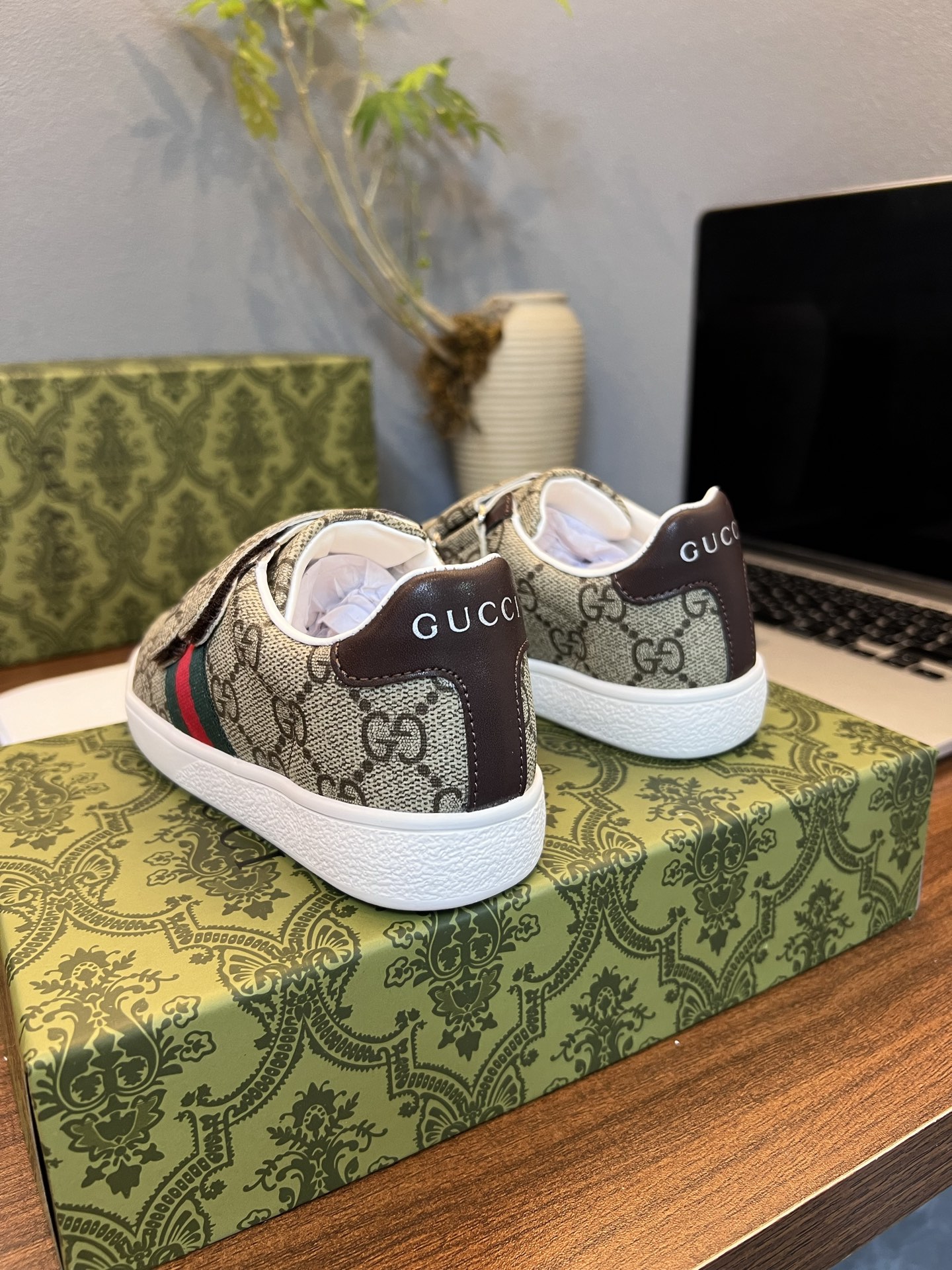 Children's shoes child